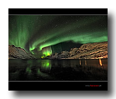 Starkes Nordlicht �ber dem Fjord